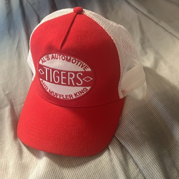 selling a red and white hat from magnum p.i it’s in good condition - Picture 2 of 2